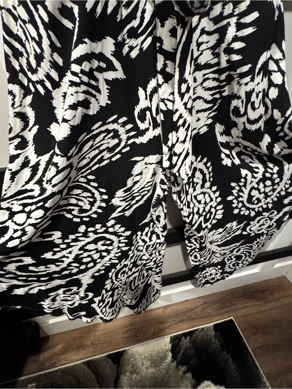 1 STATE Black & White Abstract tapered leg jumpsuit. - Picture 9 of 15